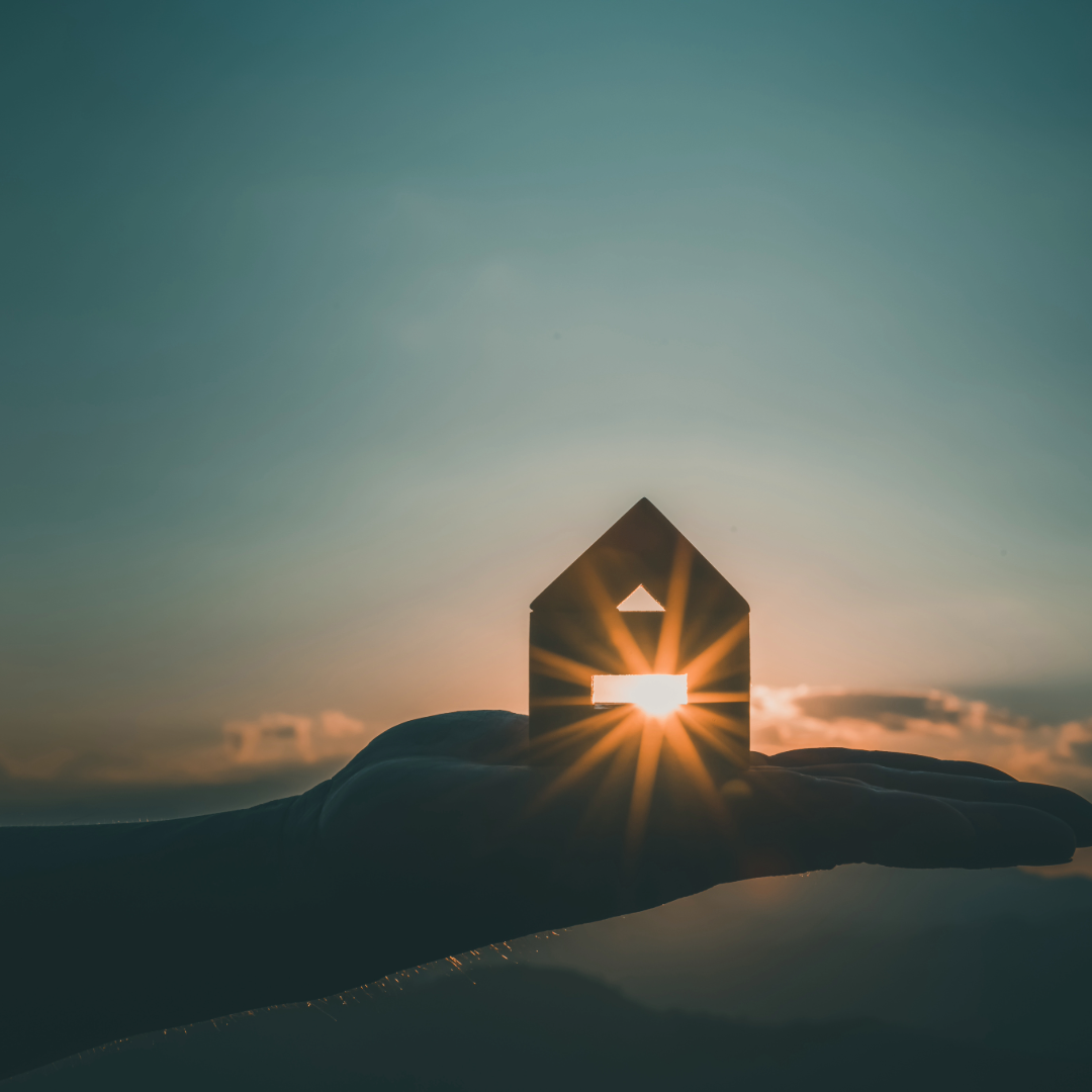 家と太陽の画像