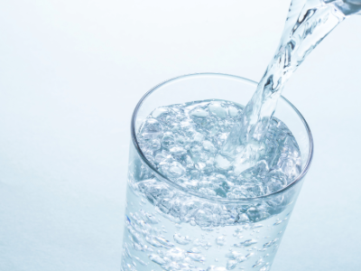 コップに水が注がれているイメージ