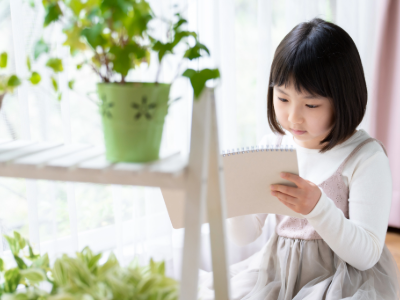 ノートに実験記録をつけたりしている子供のイラスト