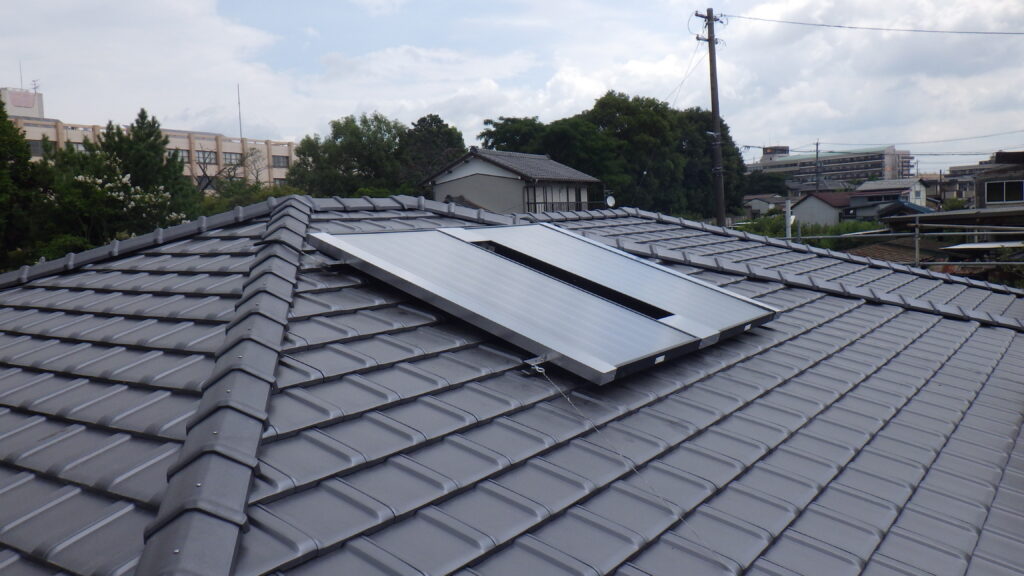 屋根に設置されたReTerra集熱器