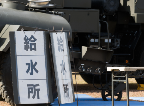 避難所に給水車が到着したイメージ