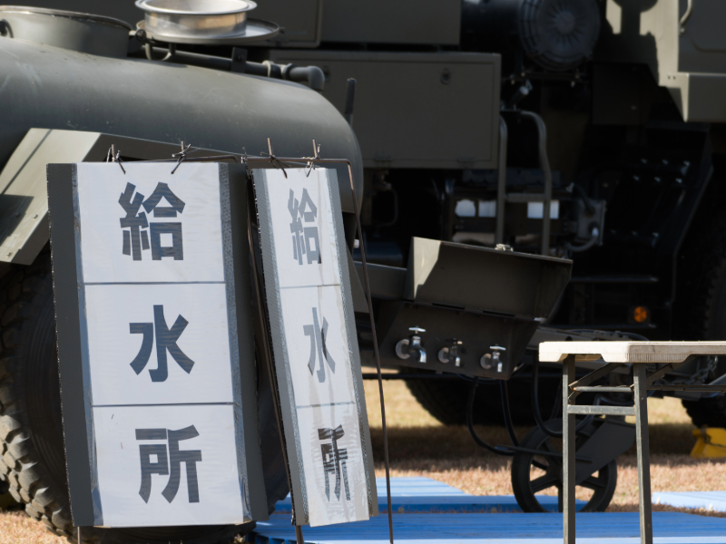 避難所に給水車が到着したイメージ